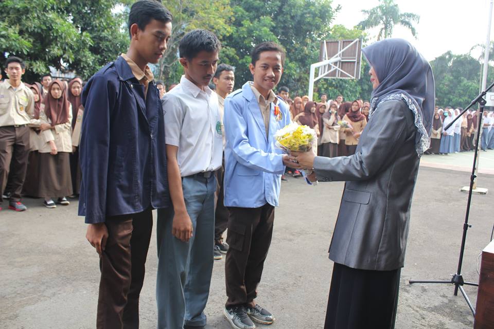 Perpisahan Ibu Kepala Dra. Nurlaelah, M.Pd Dengan Siswa 