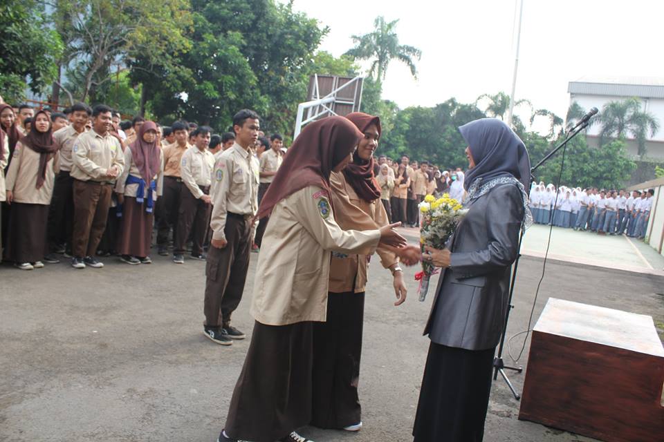 Perpisahan Ibu Kepala Dra. Nurlaelah, M.Pd Dengan Siswa 